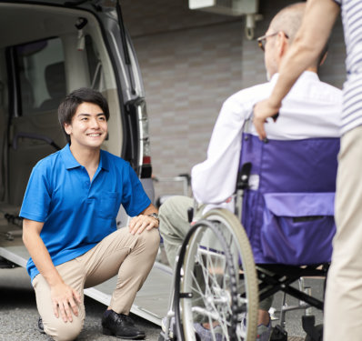 A caregiver who picks up and picks up the elderly in a long-term care taxi